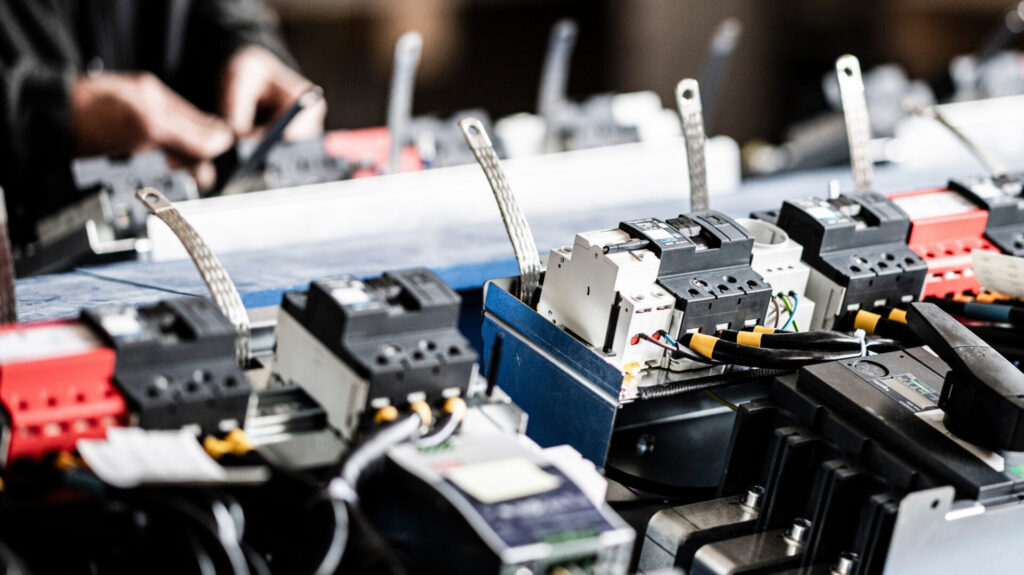 Elektroanlagen für Hotels: Effizienz, Betriebssicherheit und Kontrolle für Beherbergungsbetriebe 1 Elektroanlagen für Hotels: Effizienz, Betriebssicherheit und Kontrolle für Beherbergungsbetriebe 2 12