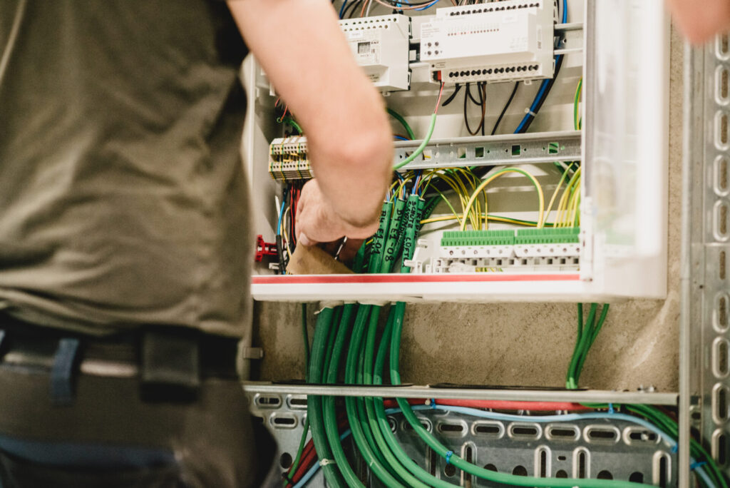 Elektroanlagen für Hotels: Effizienz, Betriebssicherheit und Kontrolle für Beherbergungsbetriebe Gibitz cecht 4832